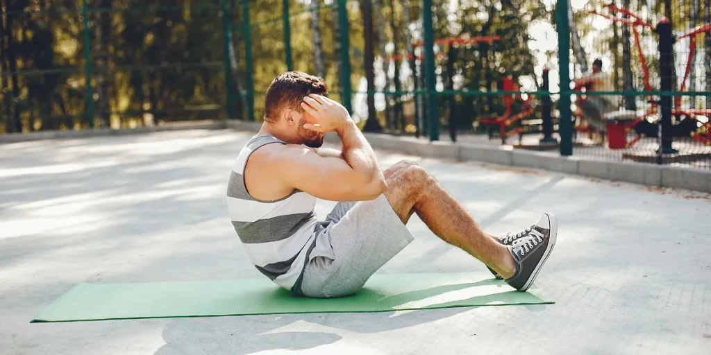 این تصویر مردی در حال انجام تمرینات Hiit است